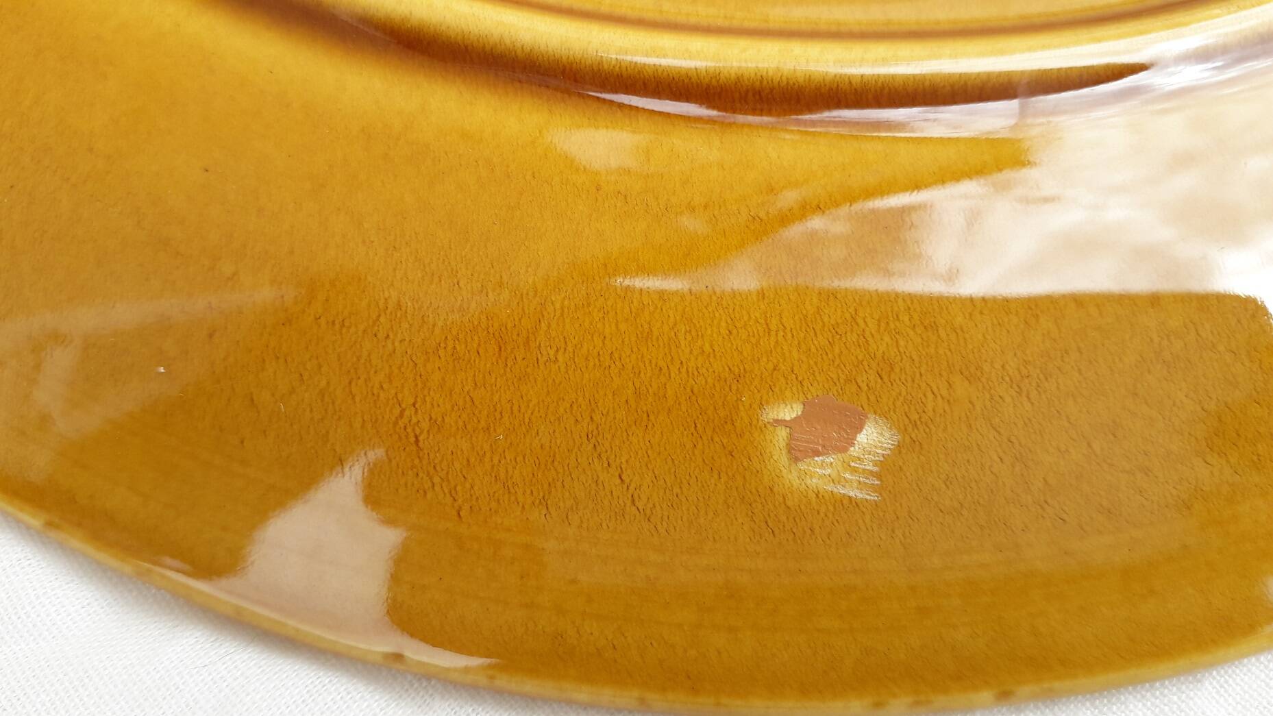 Assiette à artichaut en barbotine en faïence de Gien