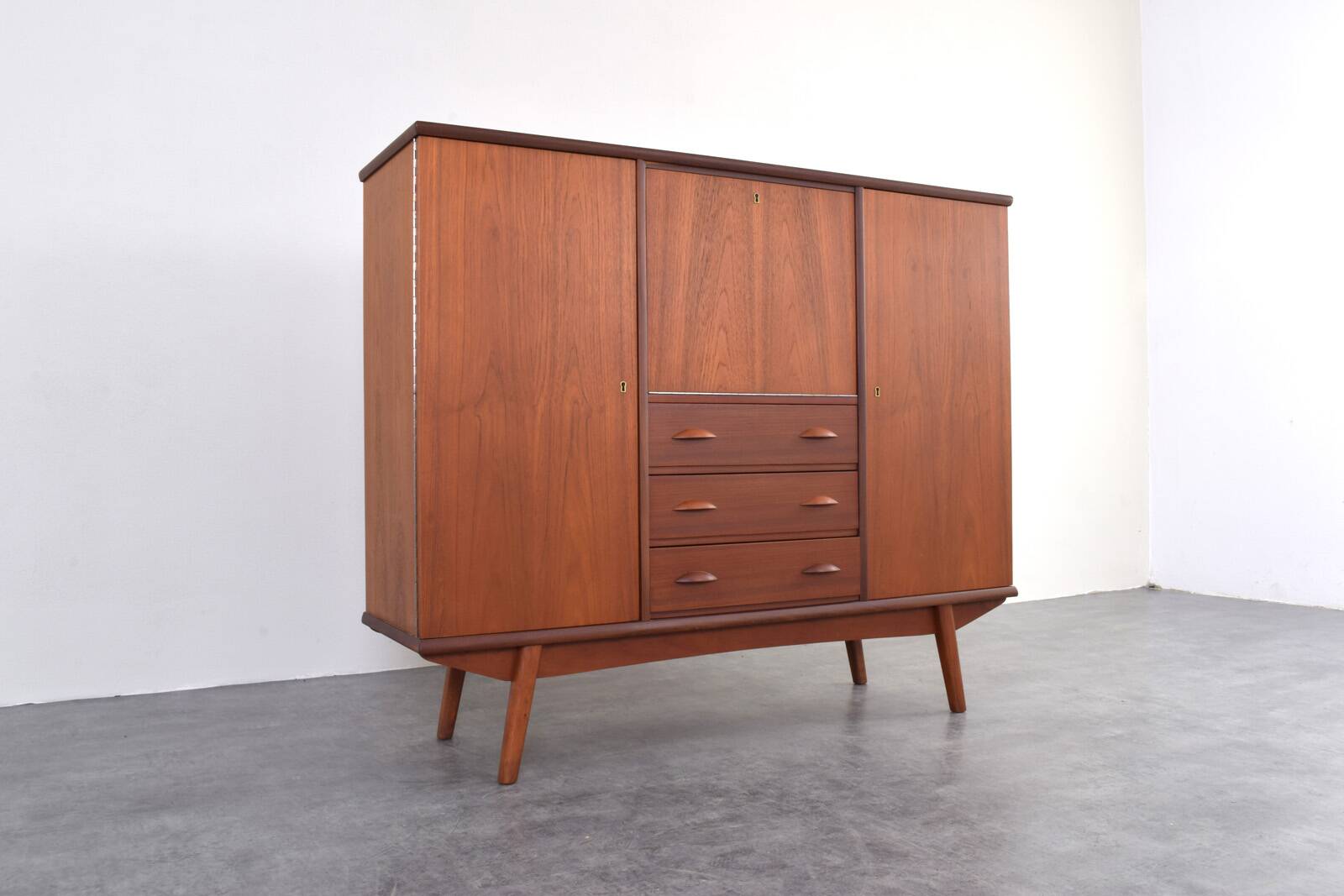 Buffet haut en teck danois du milieu du siècle, années 1960.