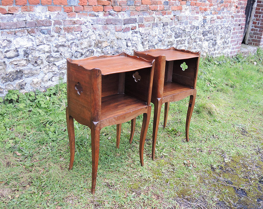 2 old wooden 'clovers' bedside tables Louis XV style