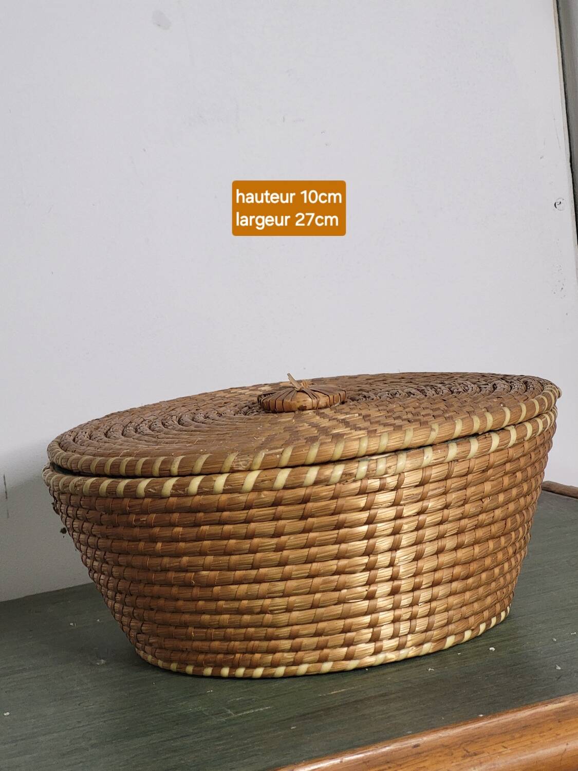 Round straw basket