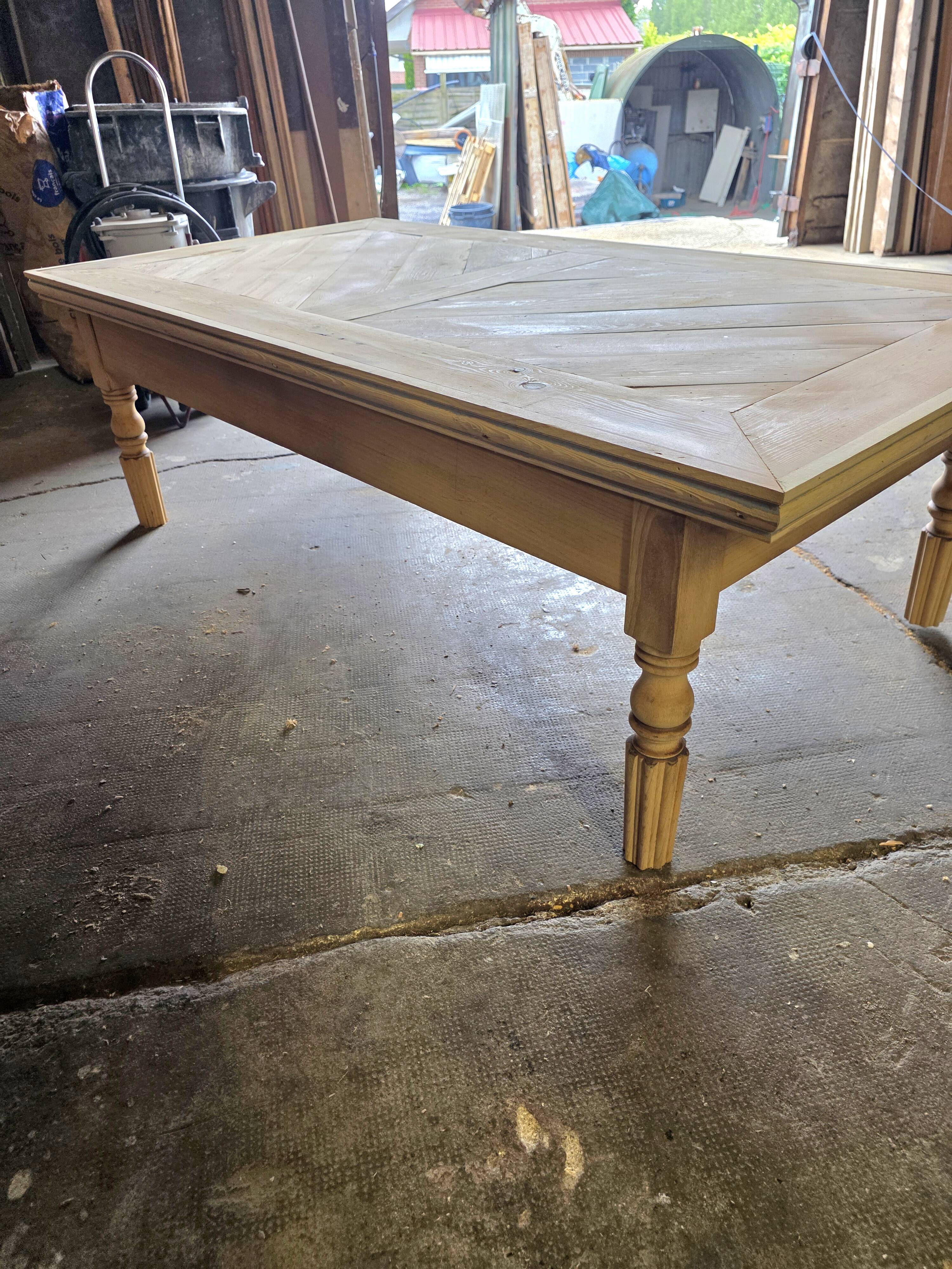 Table basse ancienne dessus sapin en pointe de Hongrie