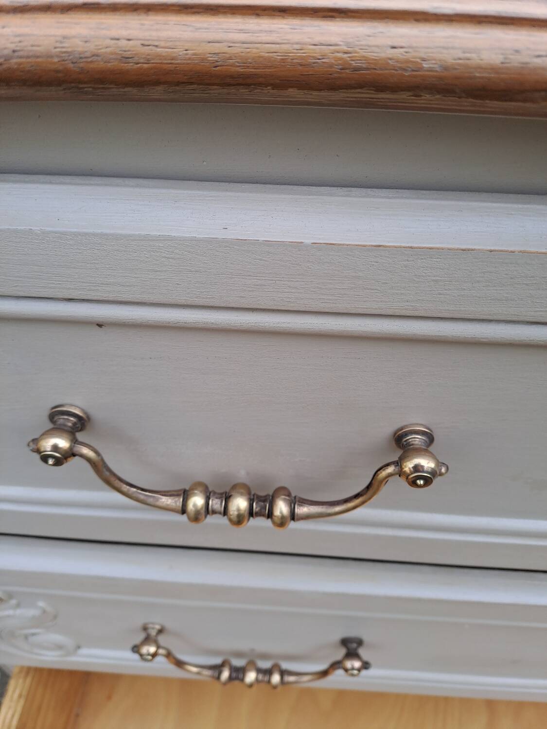 Commode de style louis xv  peinte