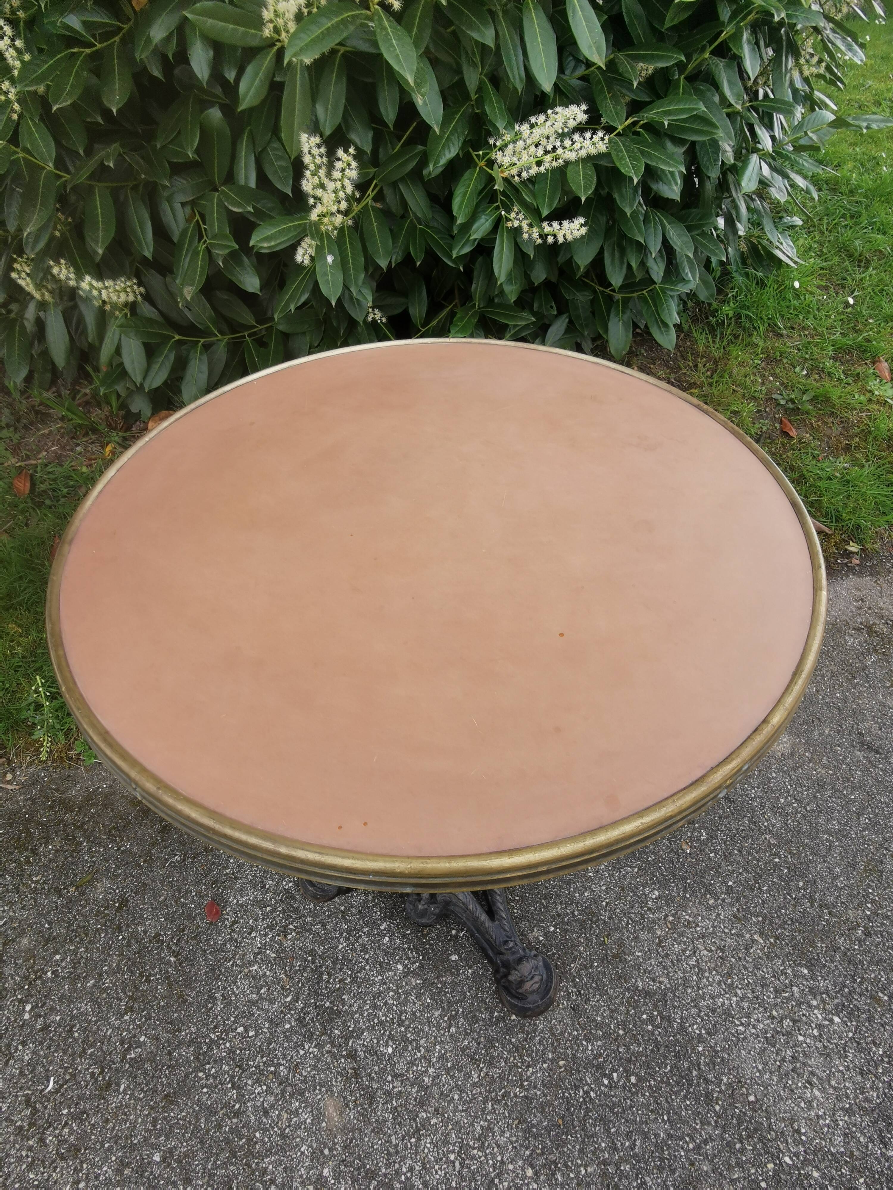 Table vintage de bistrot parisien