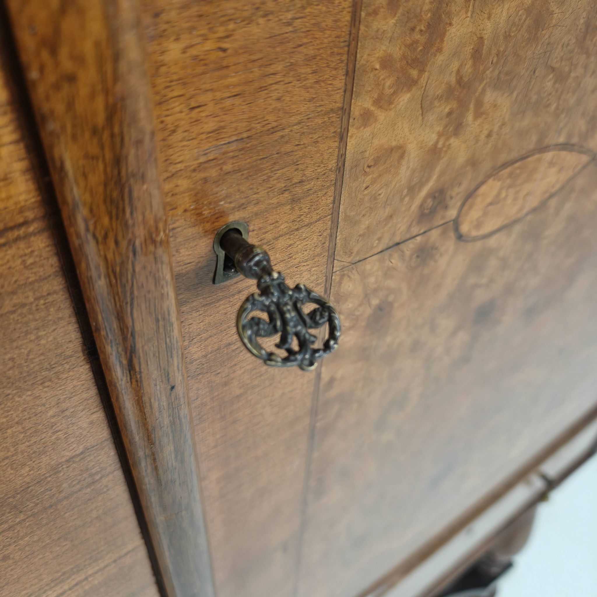 Cabinet de poste en chêne d'un presbytère belge, vers 1900-1920