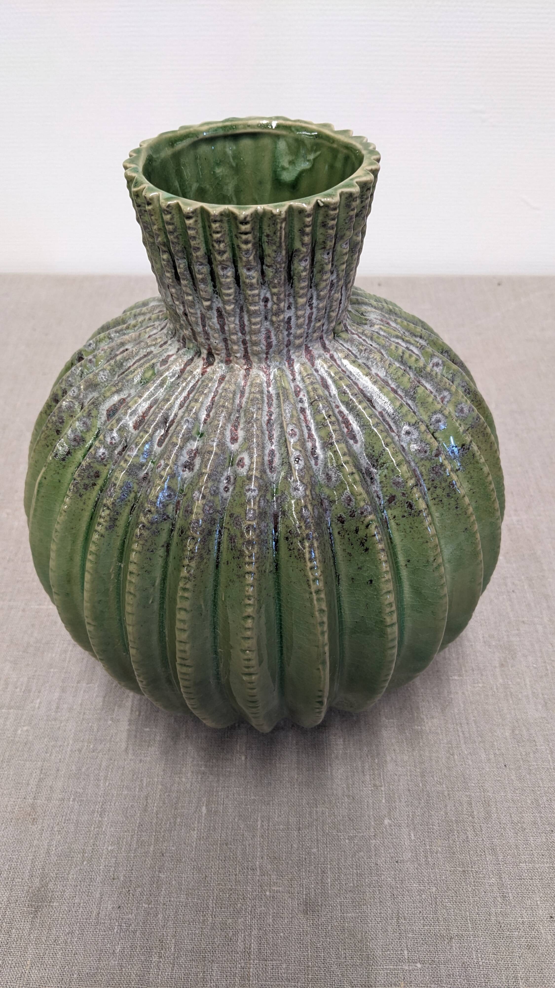 Contemporary cactus round vase in glazed dolomite ceramic.