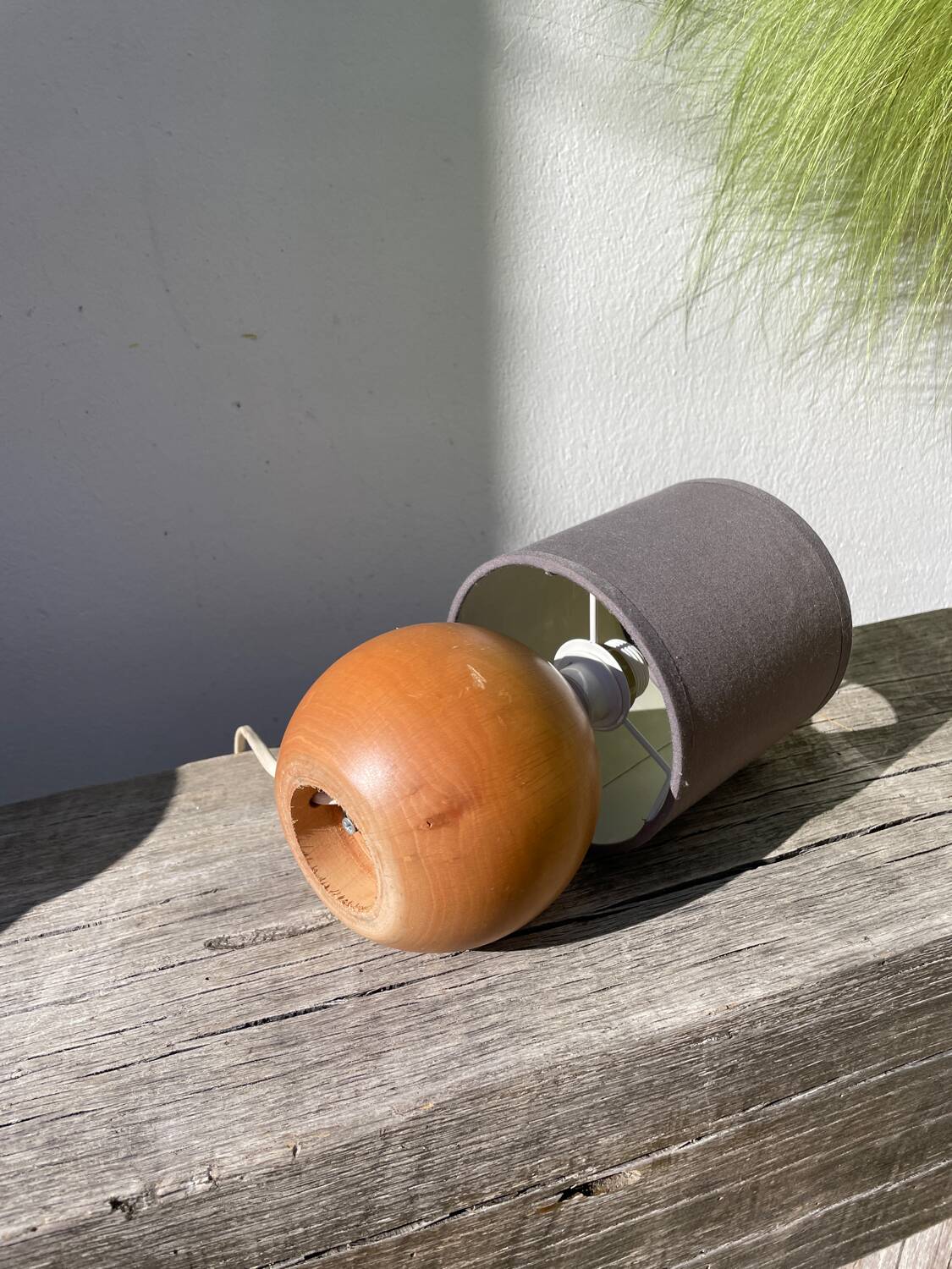 Lampe boule en bois tourné 1989o
