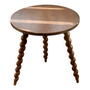 Vintage circular side table in wood with turned legs.