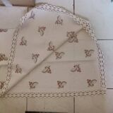Nappe en lin,entourage dentelle,brodée main.