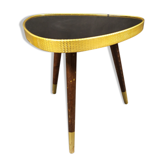 Tripod in formica rests plant