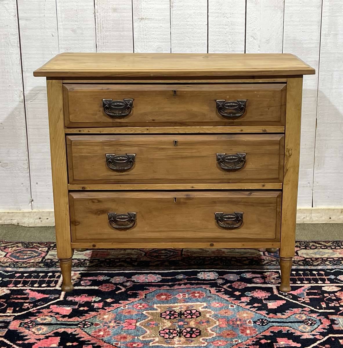 Commode anglaise en noyer du début XXème
