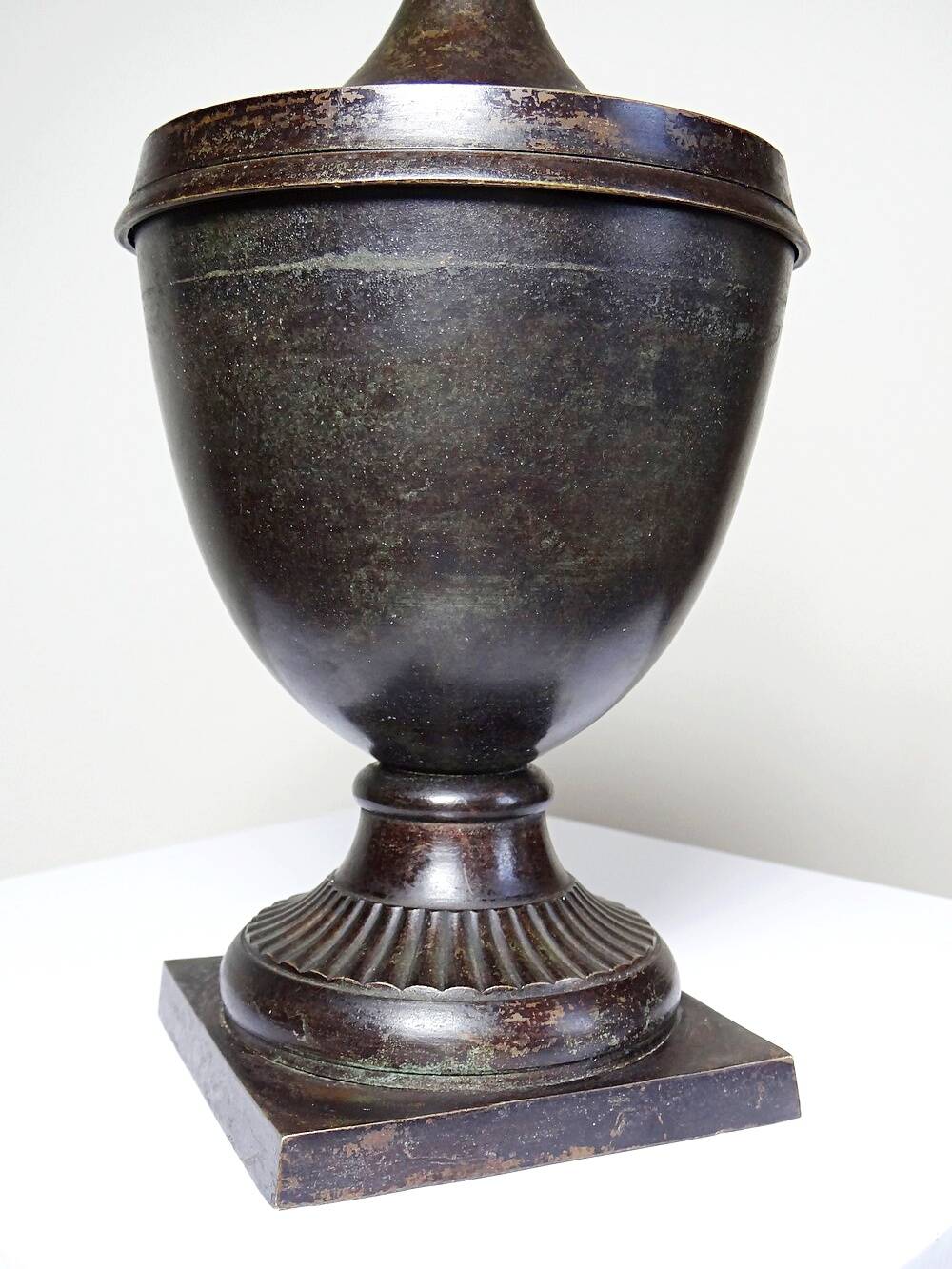 Covered cassolette in Empire style, patinated bronze, India, 1960s-1980s.