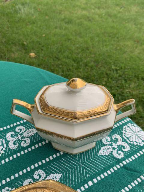 Coffee service consisting of 18 pieces, in white porcelain with gold decoration