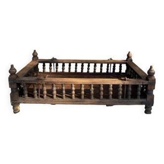 Antique Indian hanging cradle in carved wood, 19th / early 20th century.