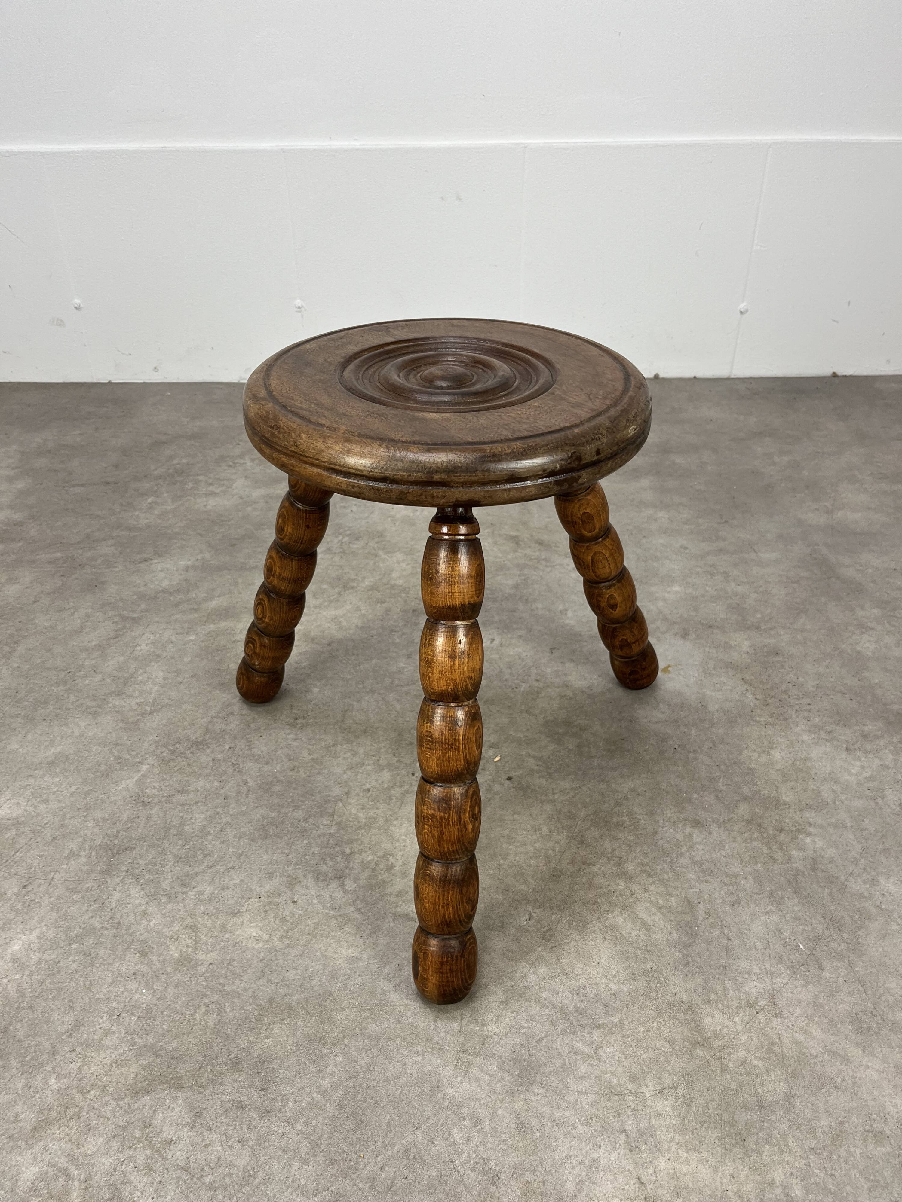 Tabouret tripode brutaliste dans le goût de Dudouyt