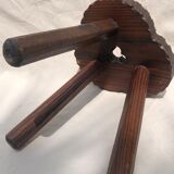 Tabouret tripode en bois ciselé
