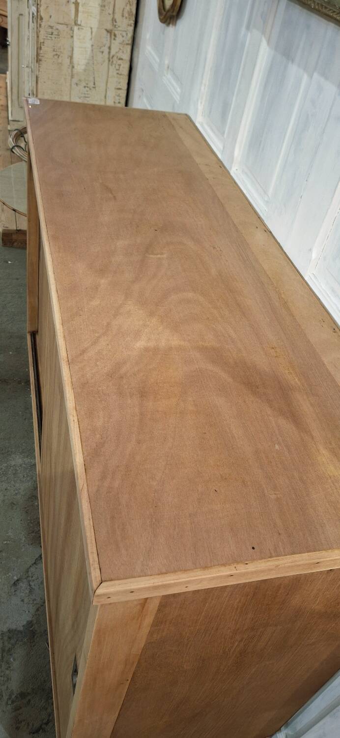 Meuble de métier à portes coulissantes