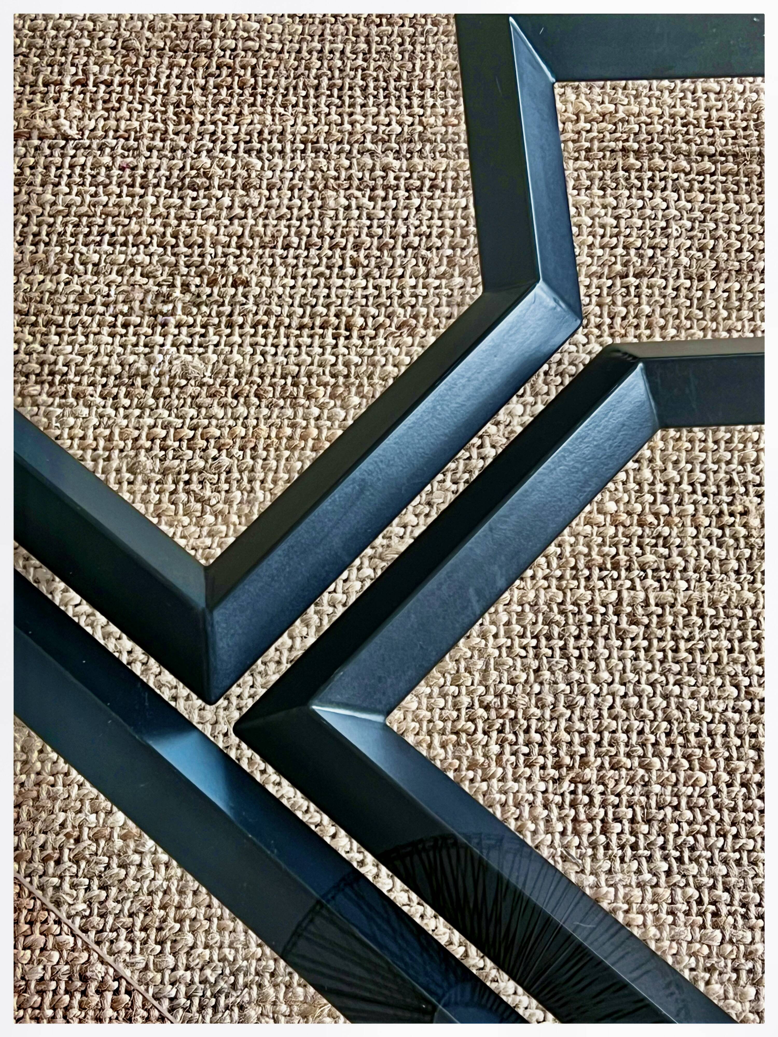 Table de salon postmoderne, structure en métal noir et en verre, années 80.