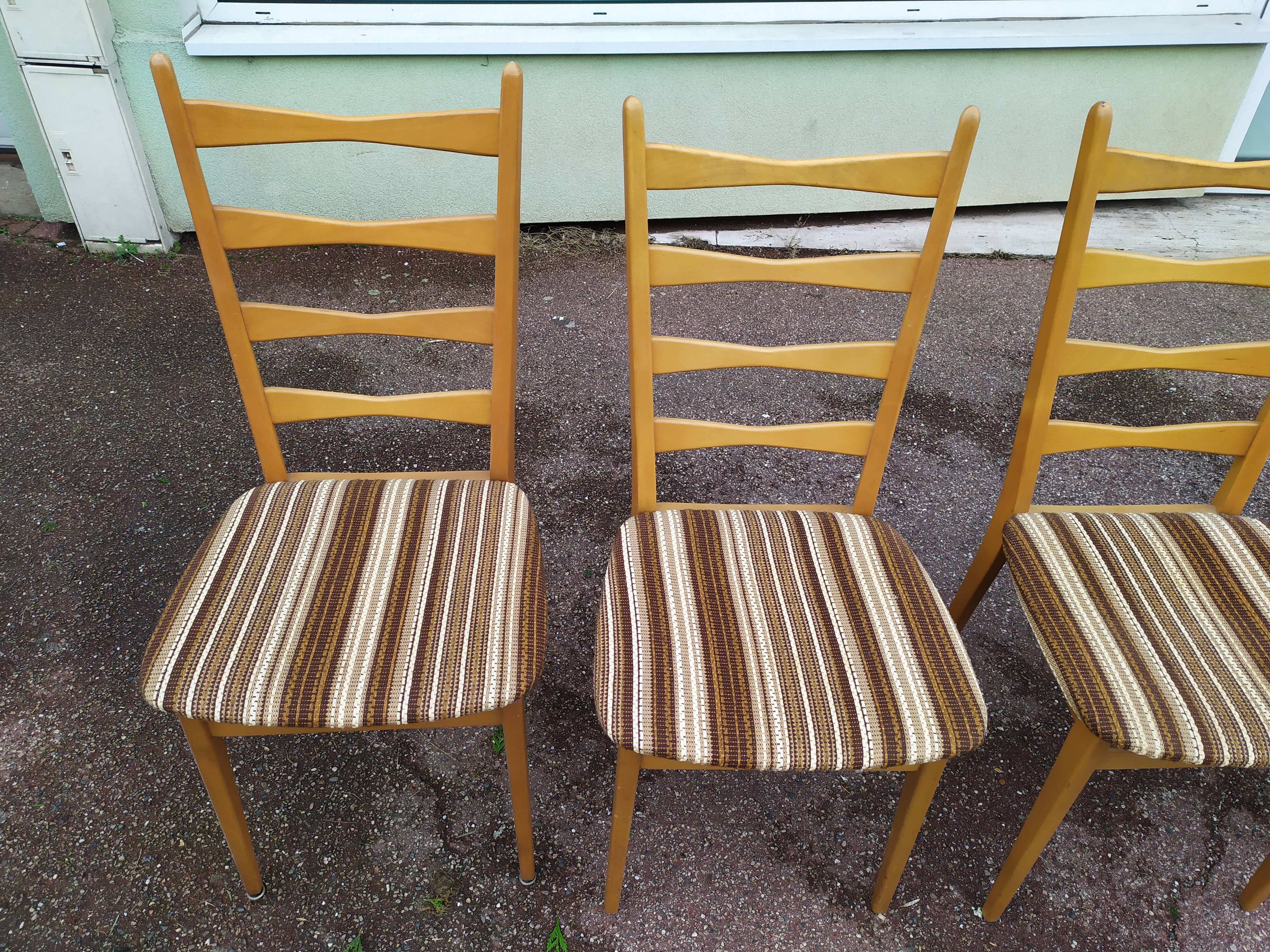 Lot 4 Light wood chairs in vintage Scandinavian fabric