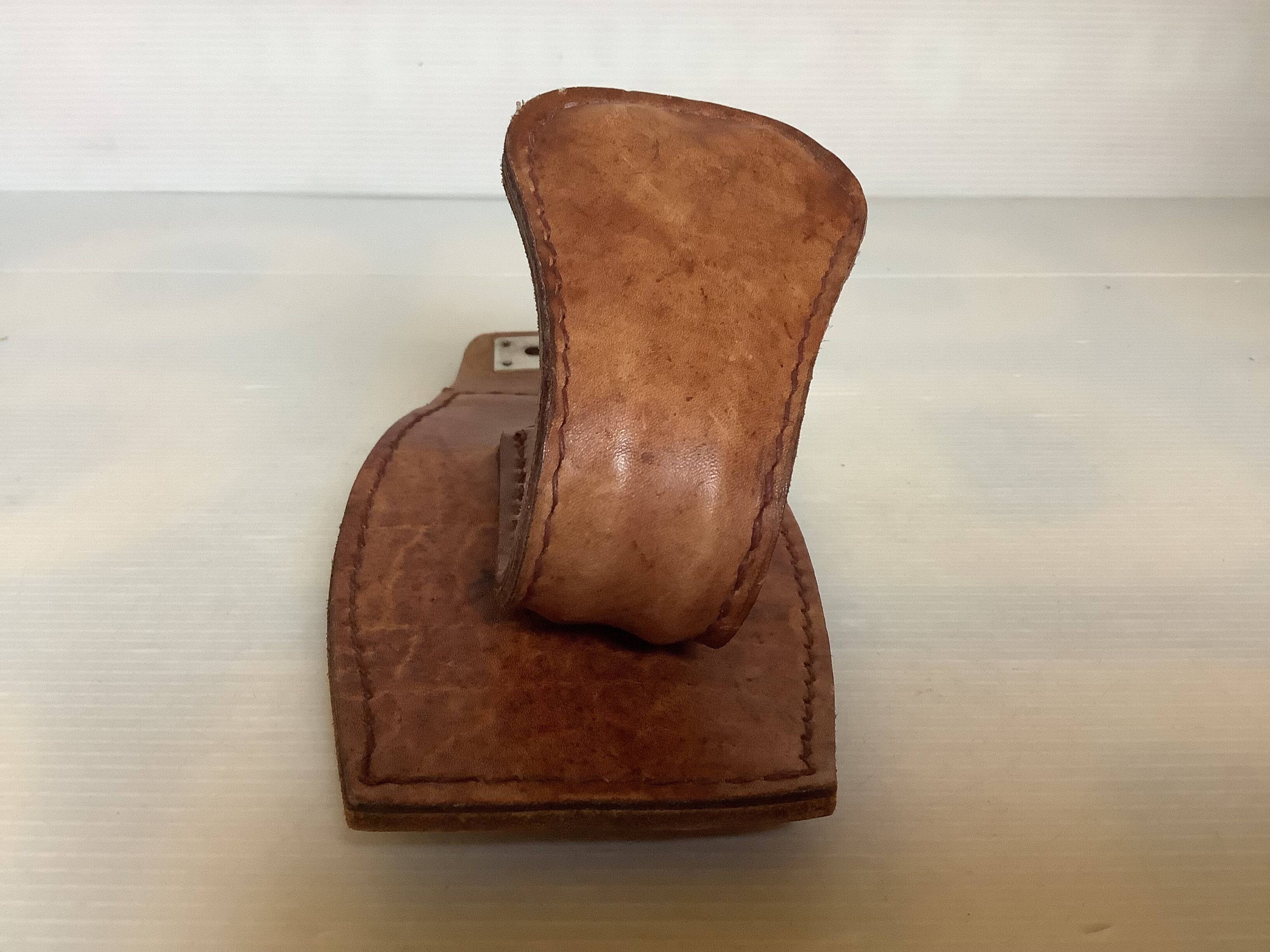 Patère en cuir style Jacques Adnet