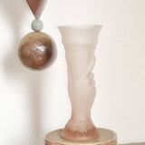 Vase en verre rose figurant une main, années 60