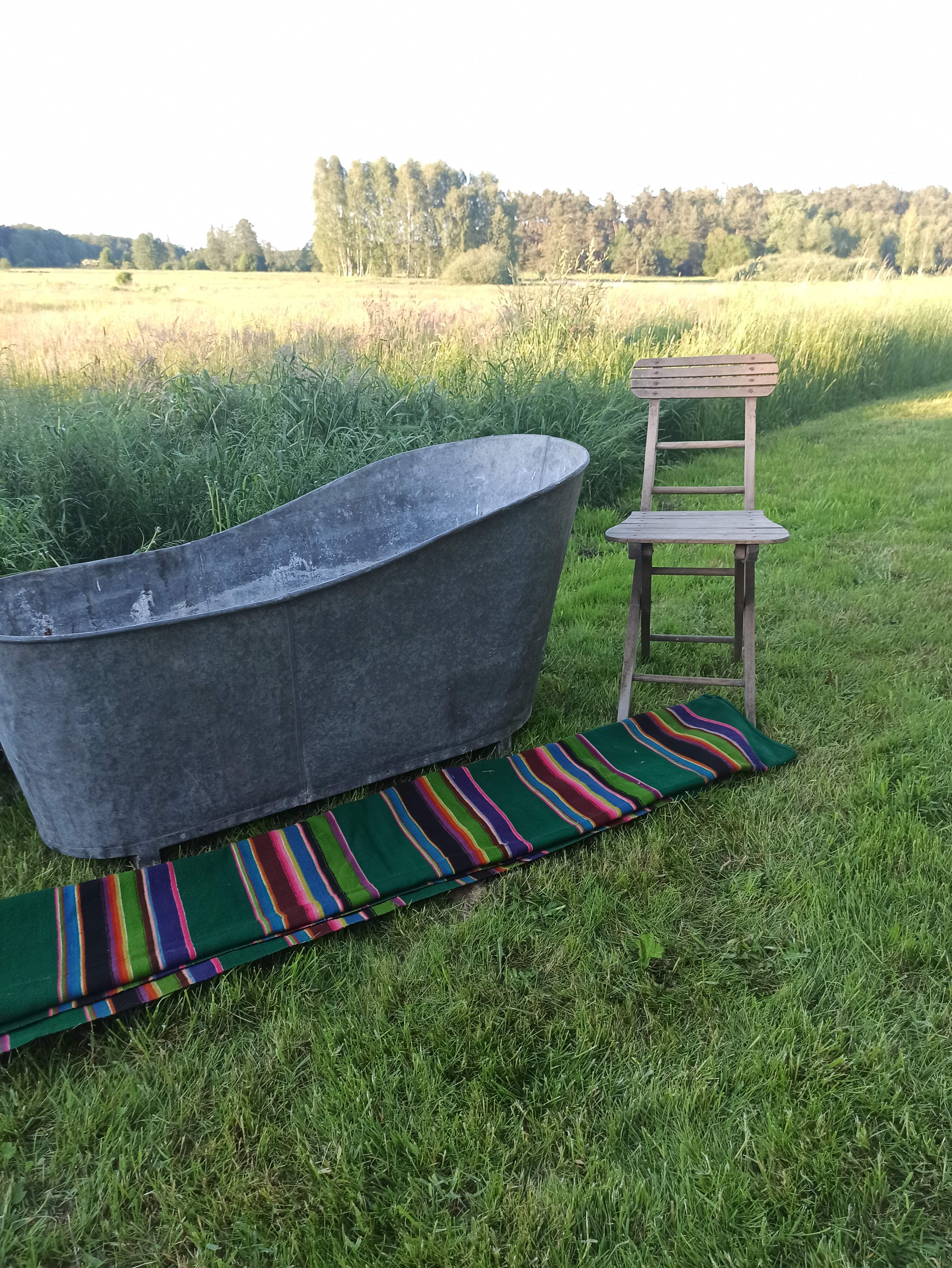 Ancienne baignoire en zinc pour le jardin.