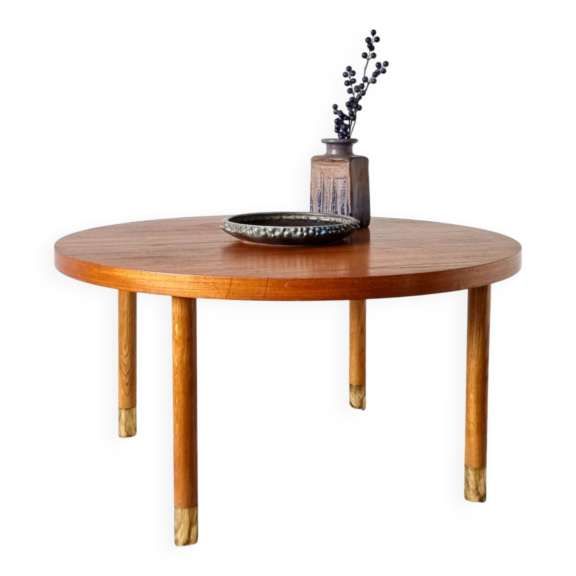 Table basse ronde suédoise avec détails en laiton