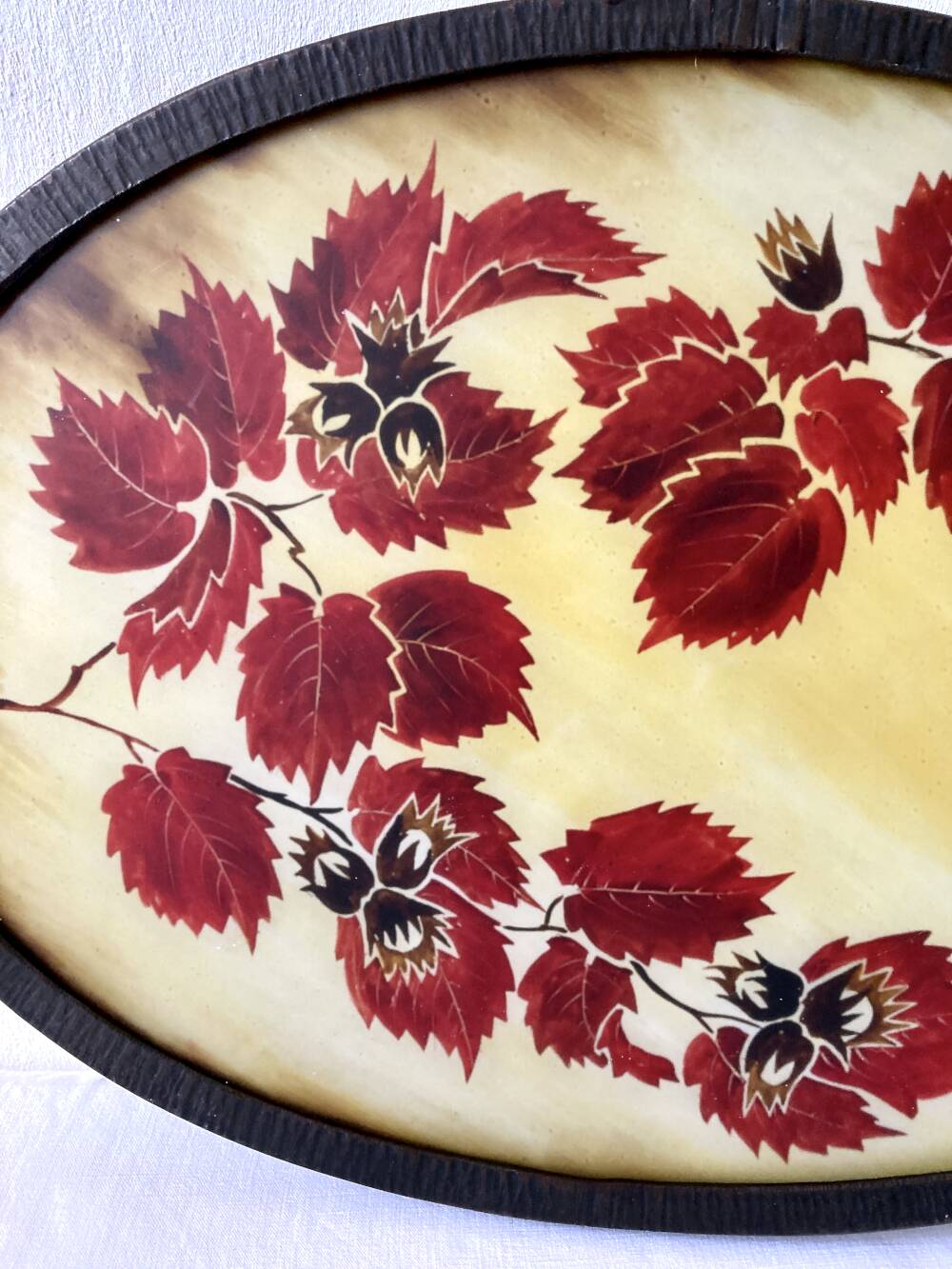 Vintage oval plateau in moulded resin and hammered metal, signed Datty.