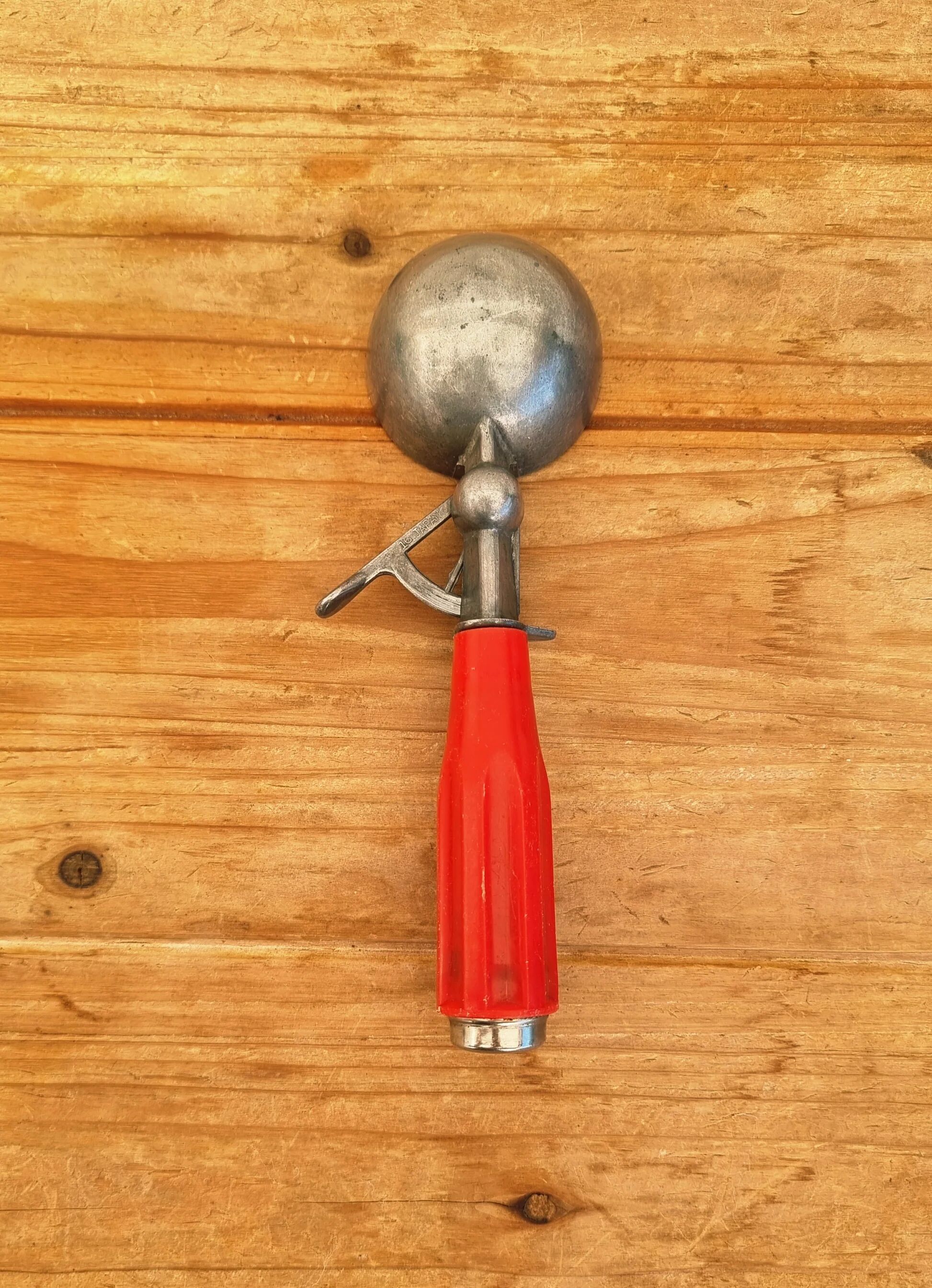 Cuillère à glace rétro manche rouge esprit bistrot vintage