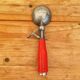 Cuillère à glace rétro manche rouge esprit bistrot vintage
