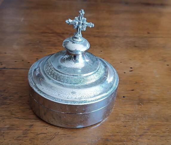 Custode antique en laiton argenté pour contenir des hosties, début du XXe siècle