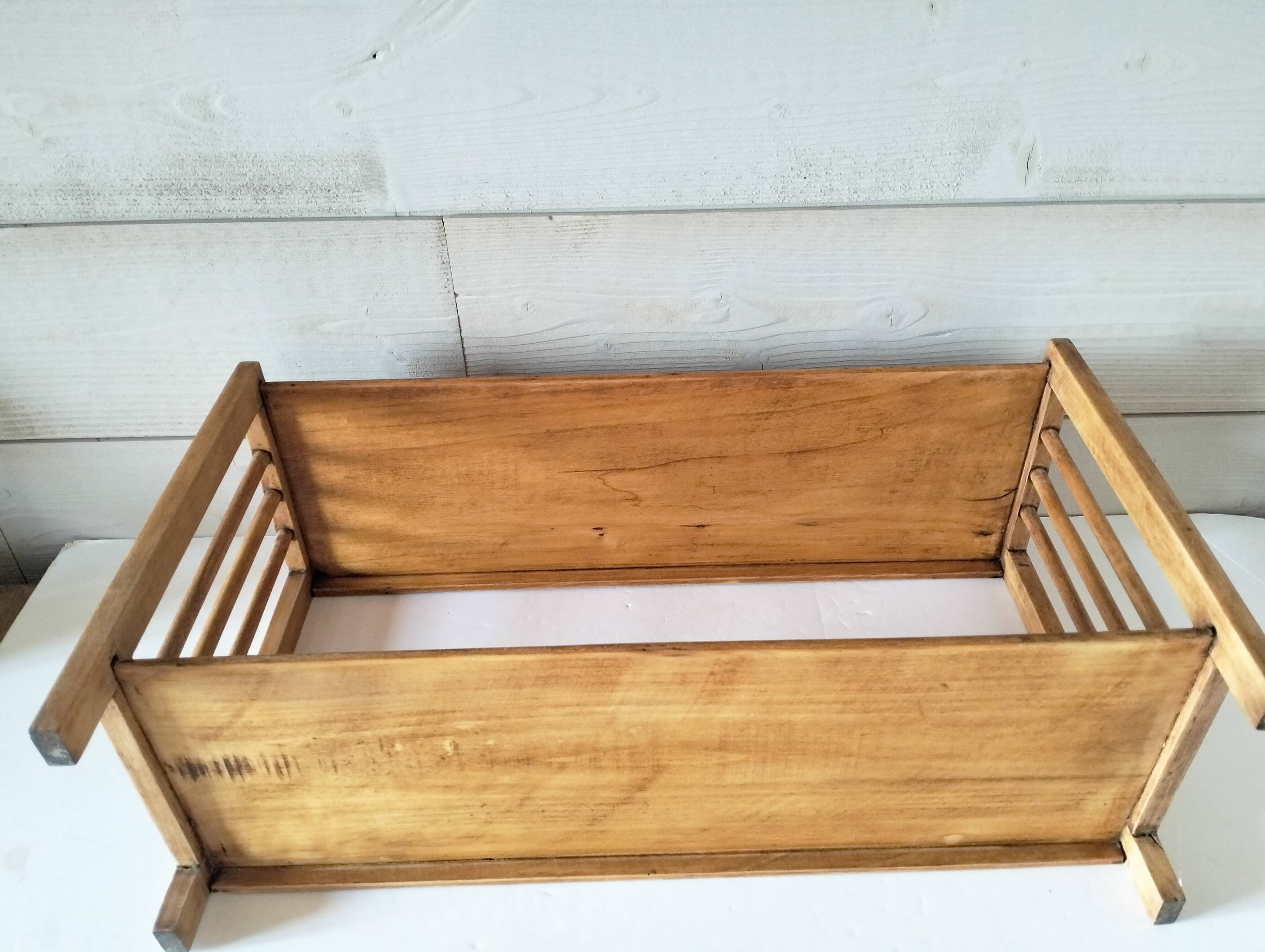 Scalloped wooden shelf