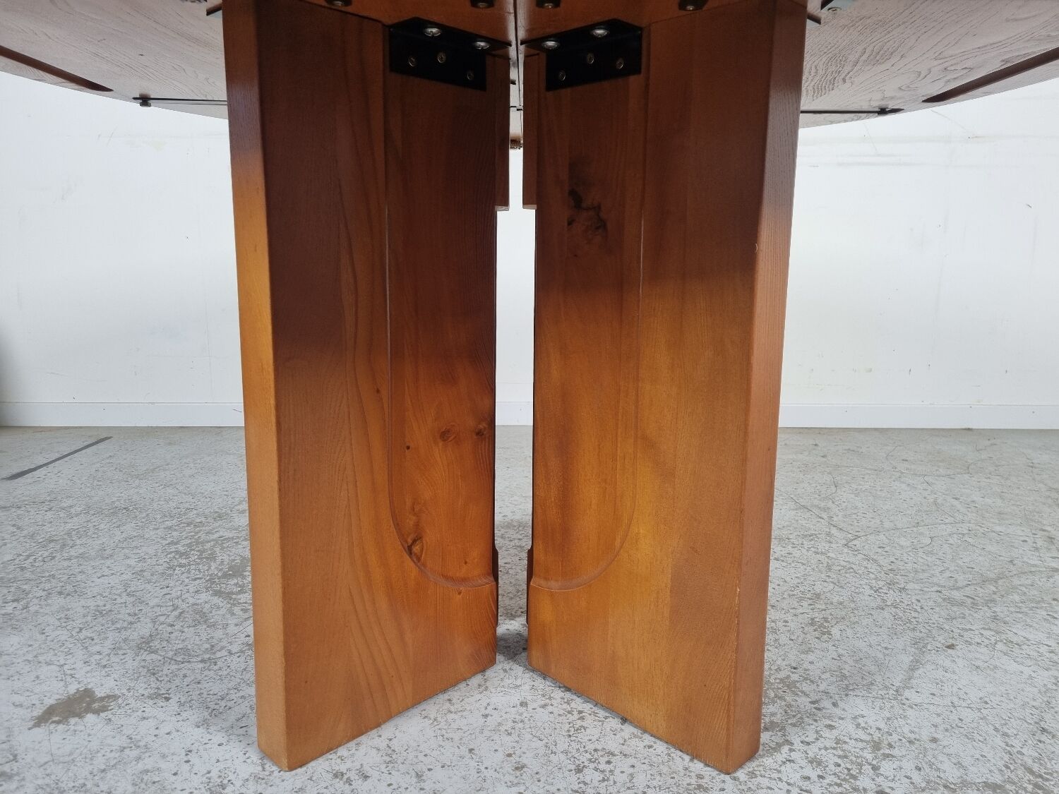 Table à manger en orme de Luigi Gorgoni années 80