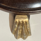 Table d’appoint en acajou vintage avec pieds à griffes en laiton