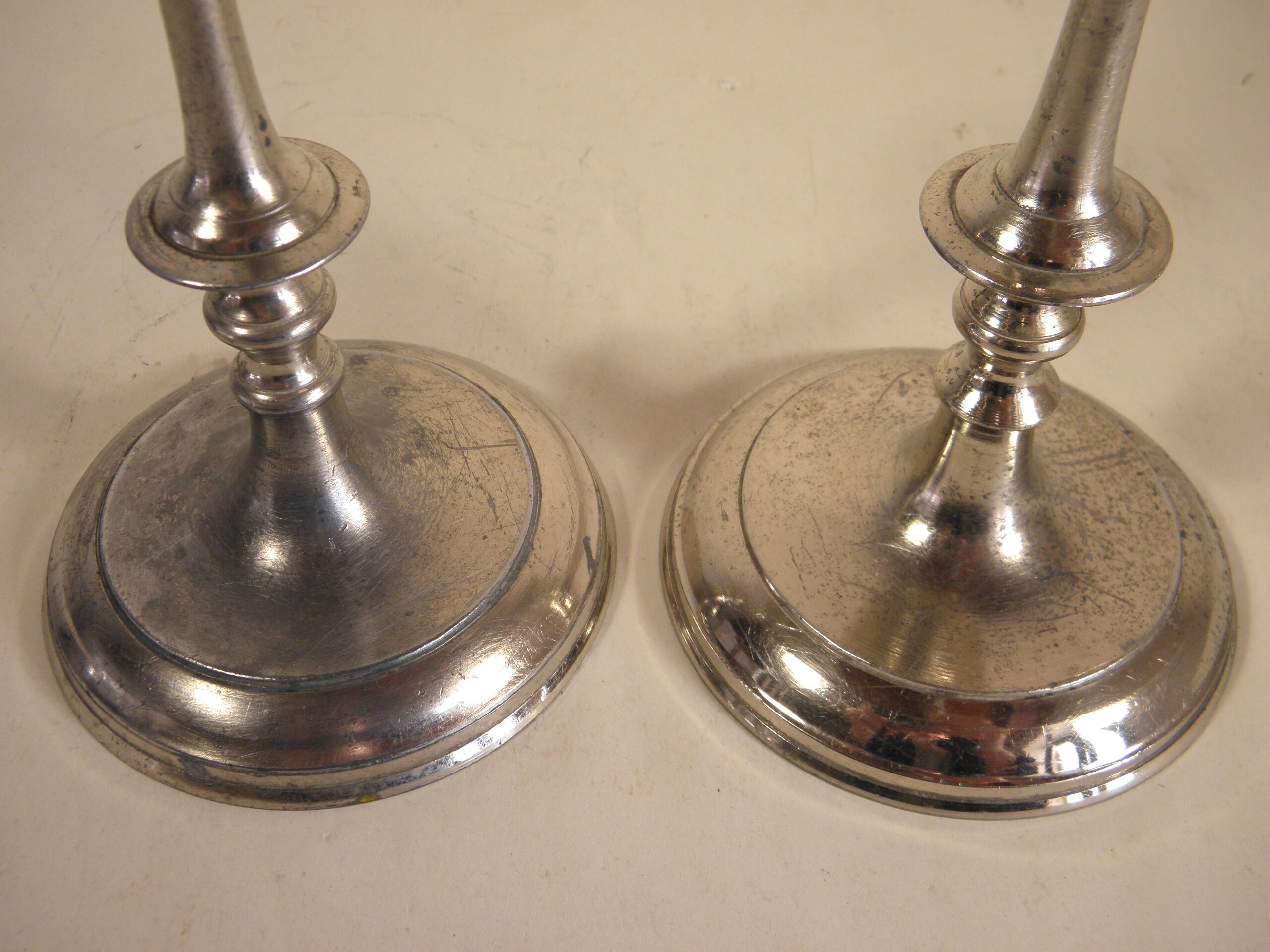 Pair of candlesticks in silver metal