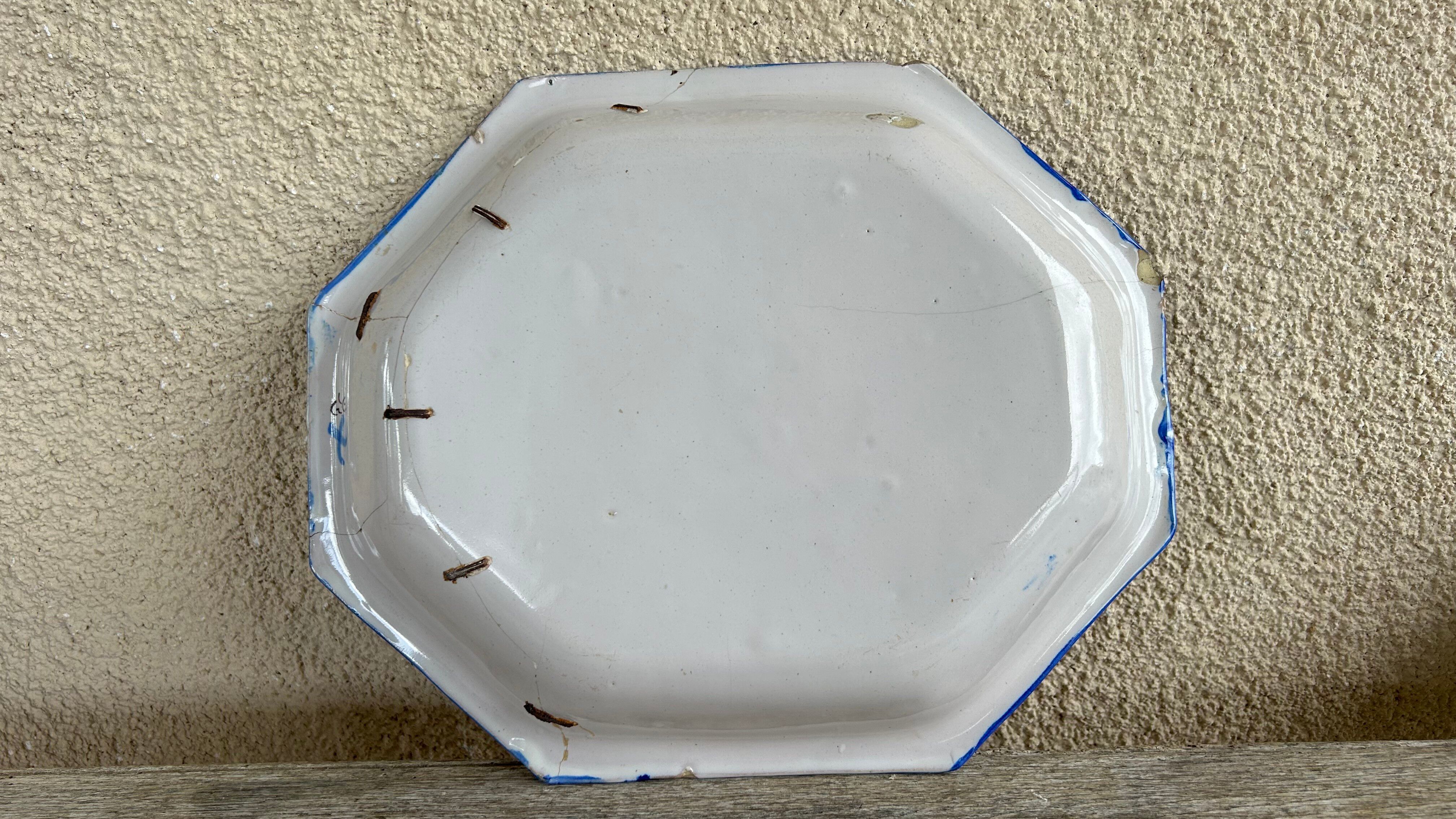 Antique octagonal plate in blue and white pottery with bird decoration.