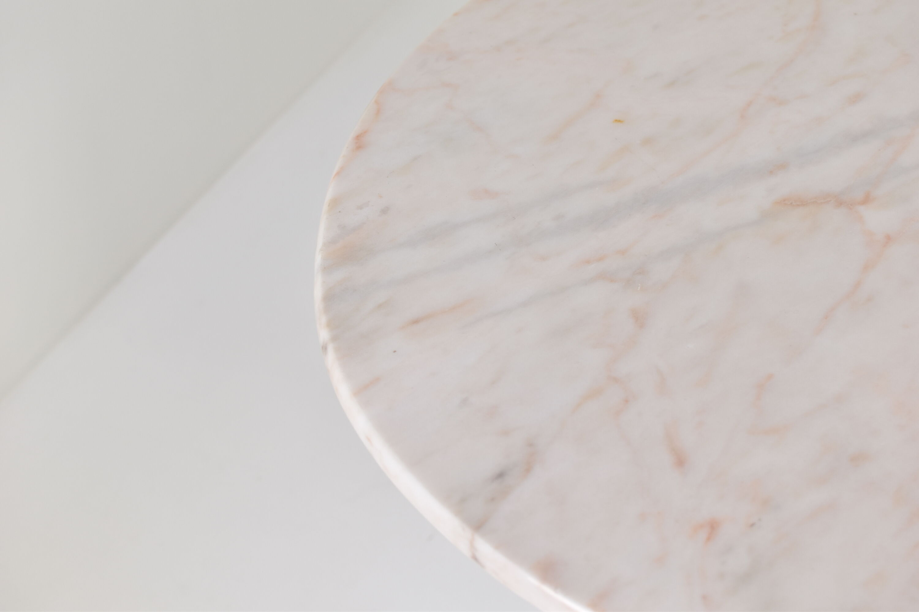 Mid century modern oval dining table in marble from Italy, 1980’s.