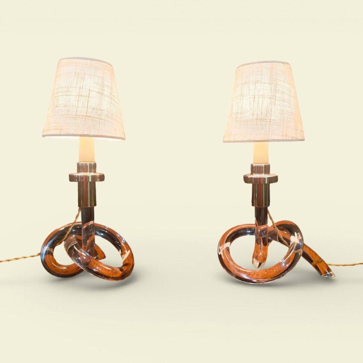 Paire de lampes « Bretzel » en lucite et laiton, par Dorothy Thorpe (1901)