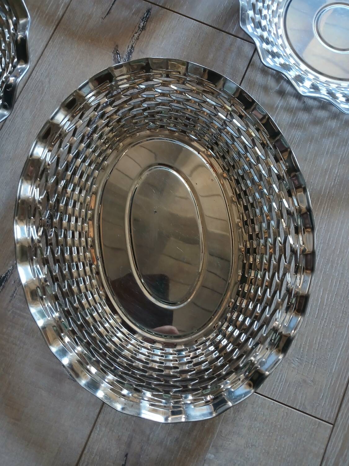 4 metal bread baskets