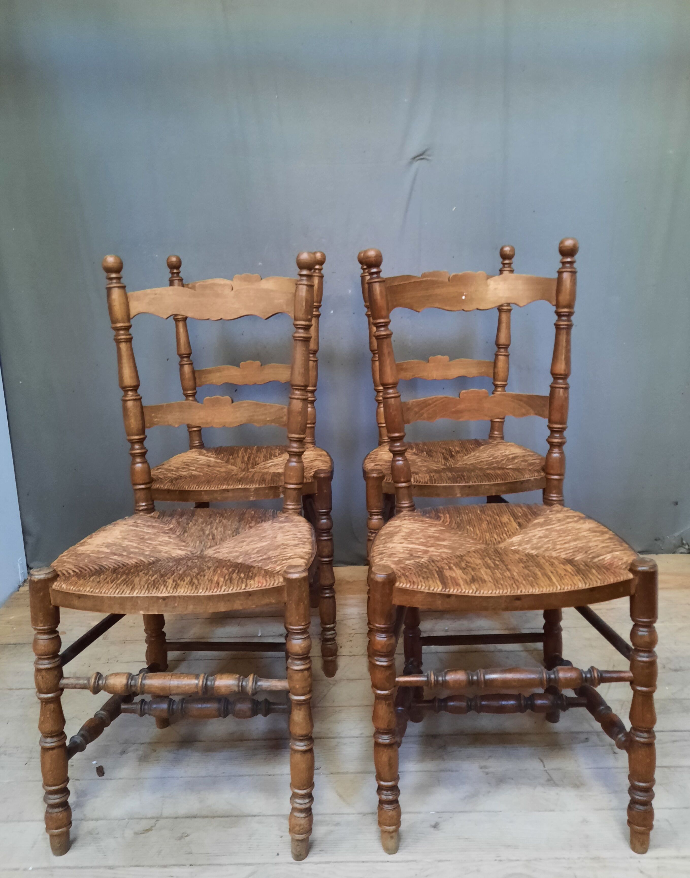 4 straw chairs with bar