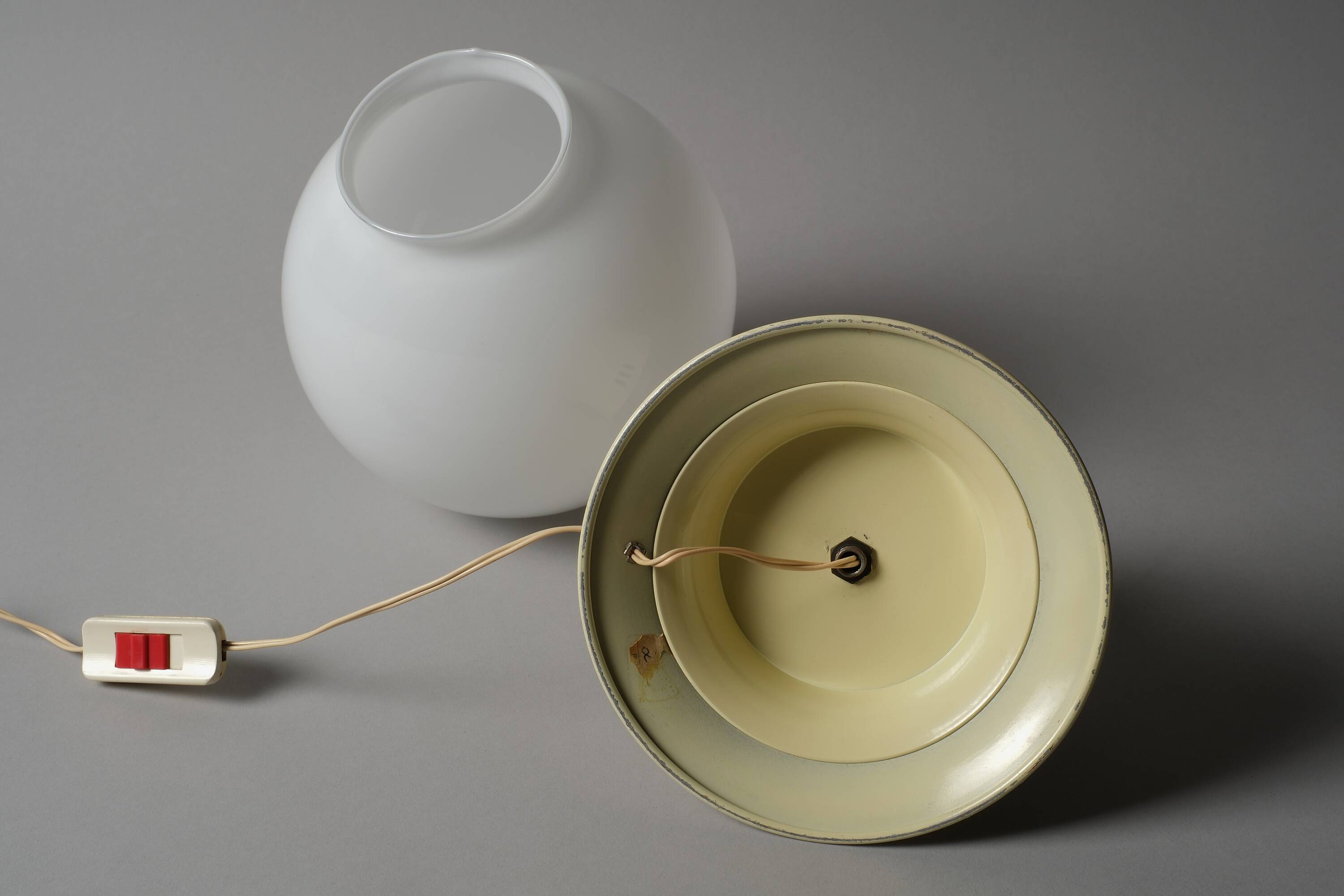 Lampe champignon en verre à boule de design Space Age des années 1970, en verre opalin blanc.