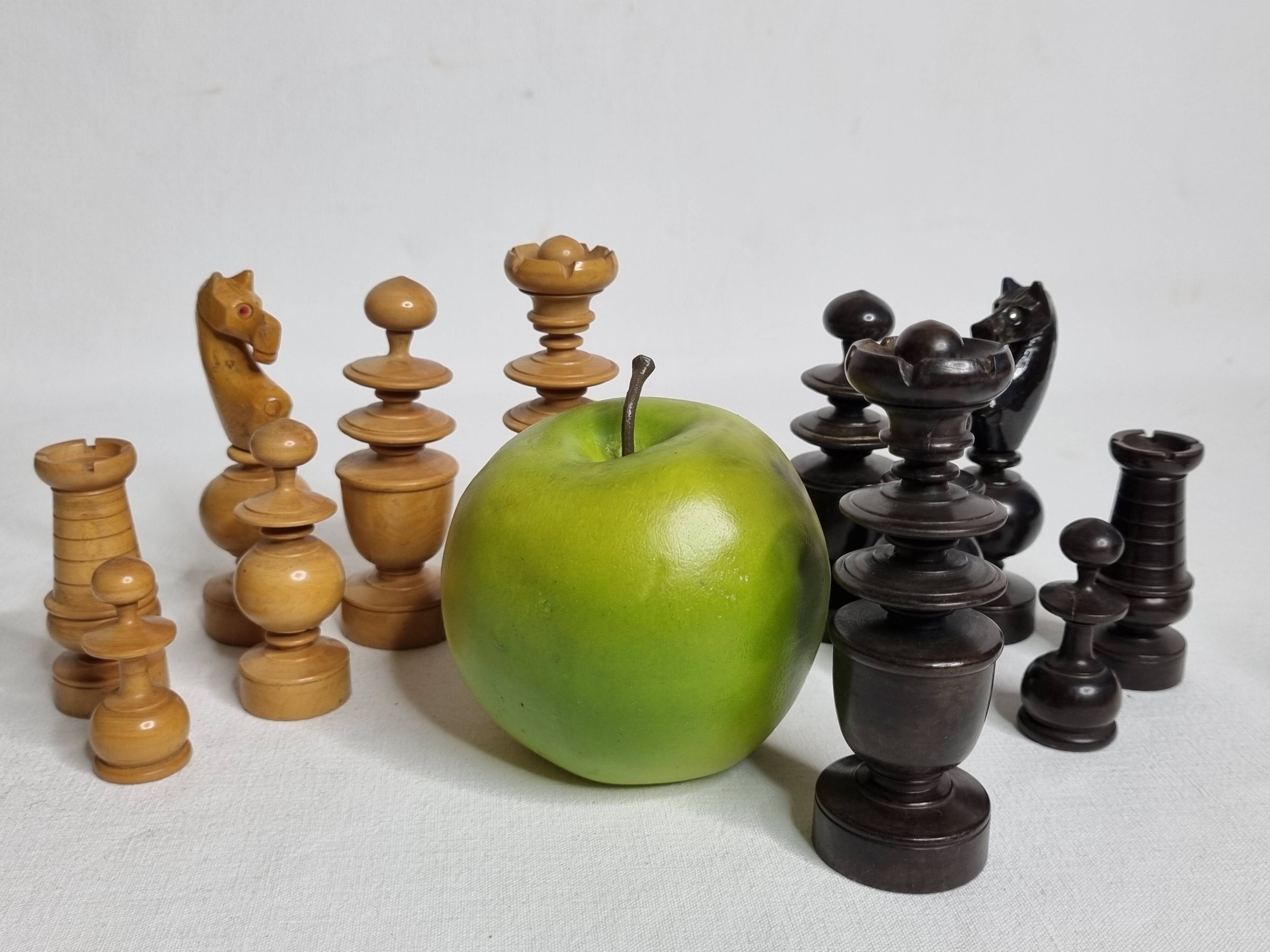 Antique boxwood chess set, Regency style, late 19th - early 20th century, complete, 10.5 cm