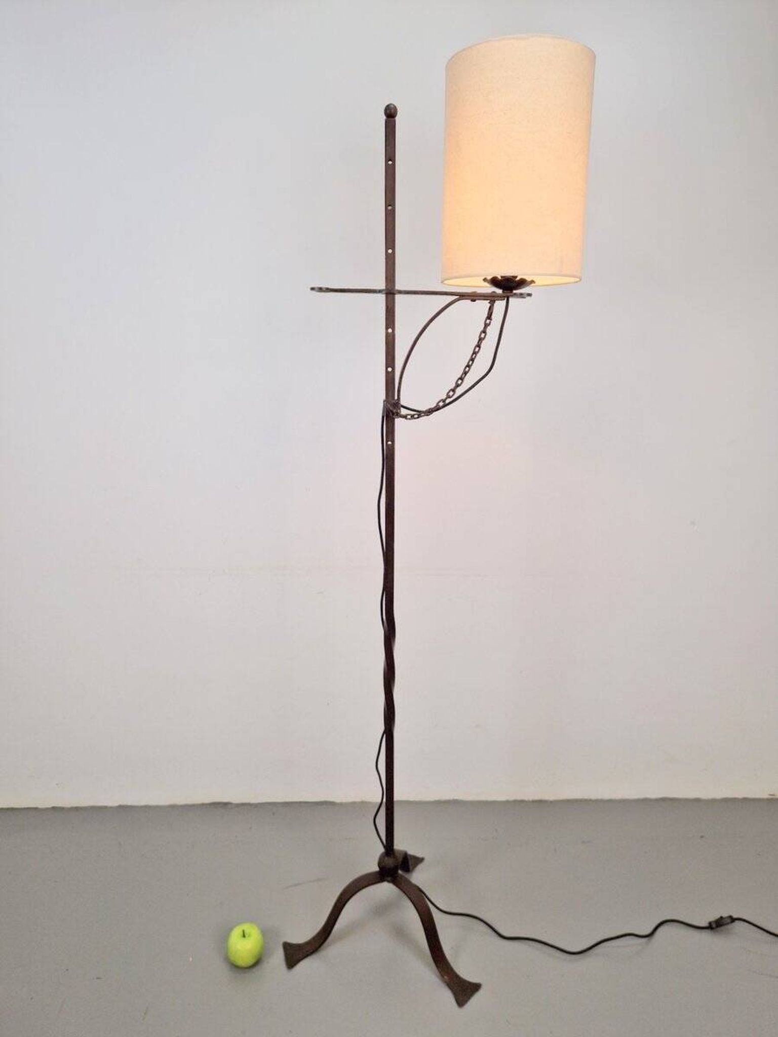 Lampe de sol brutaliste en fer forgé, années 1950