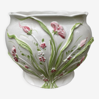 Cache pot en céramique blanc de barbotine de fleurs et feuillages rose et vert ancien
