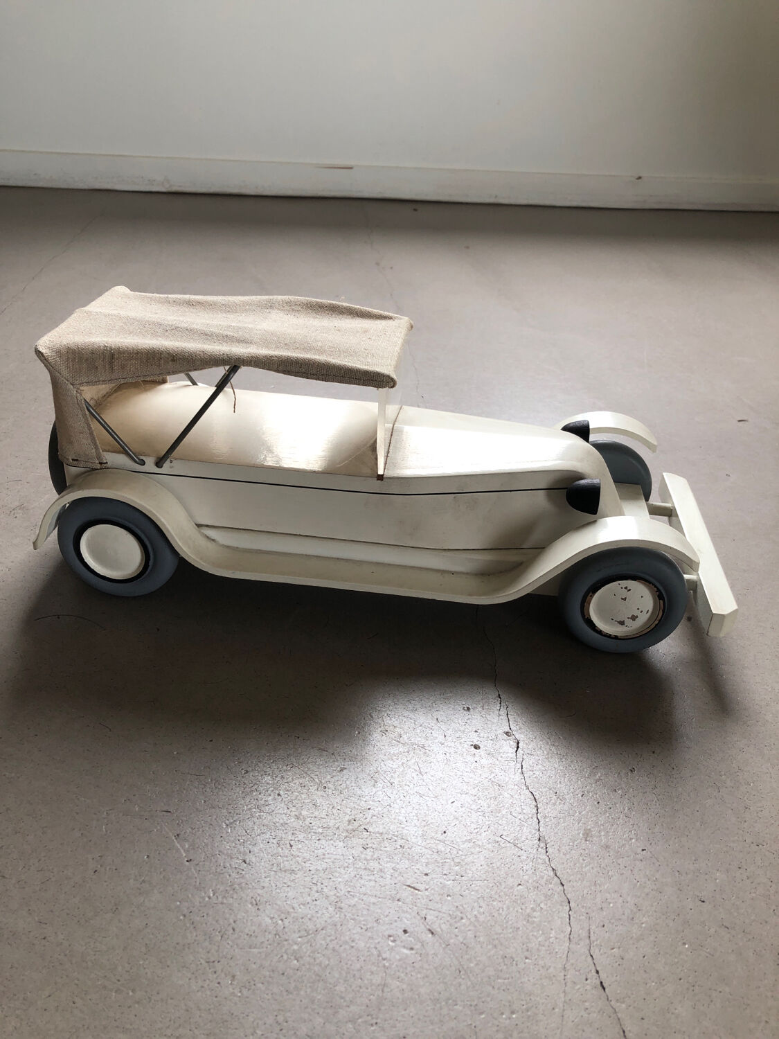 Lacquered wooden car and Vilac Aroutcheff fabric