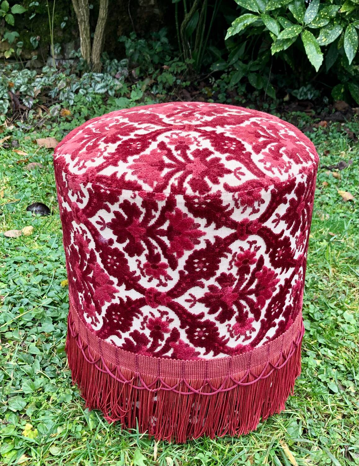 Fringed velvet pouf