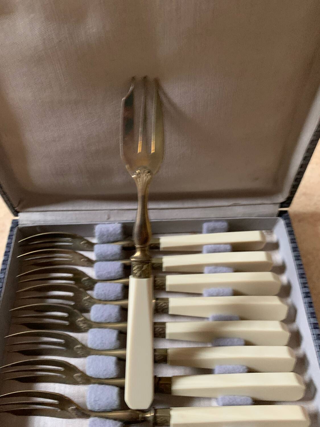 Household dessert forks