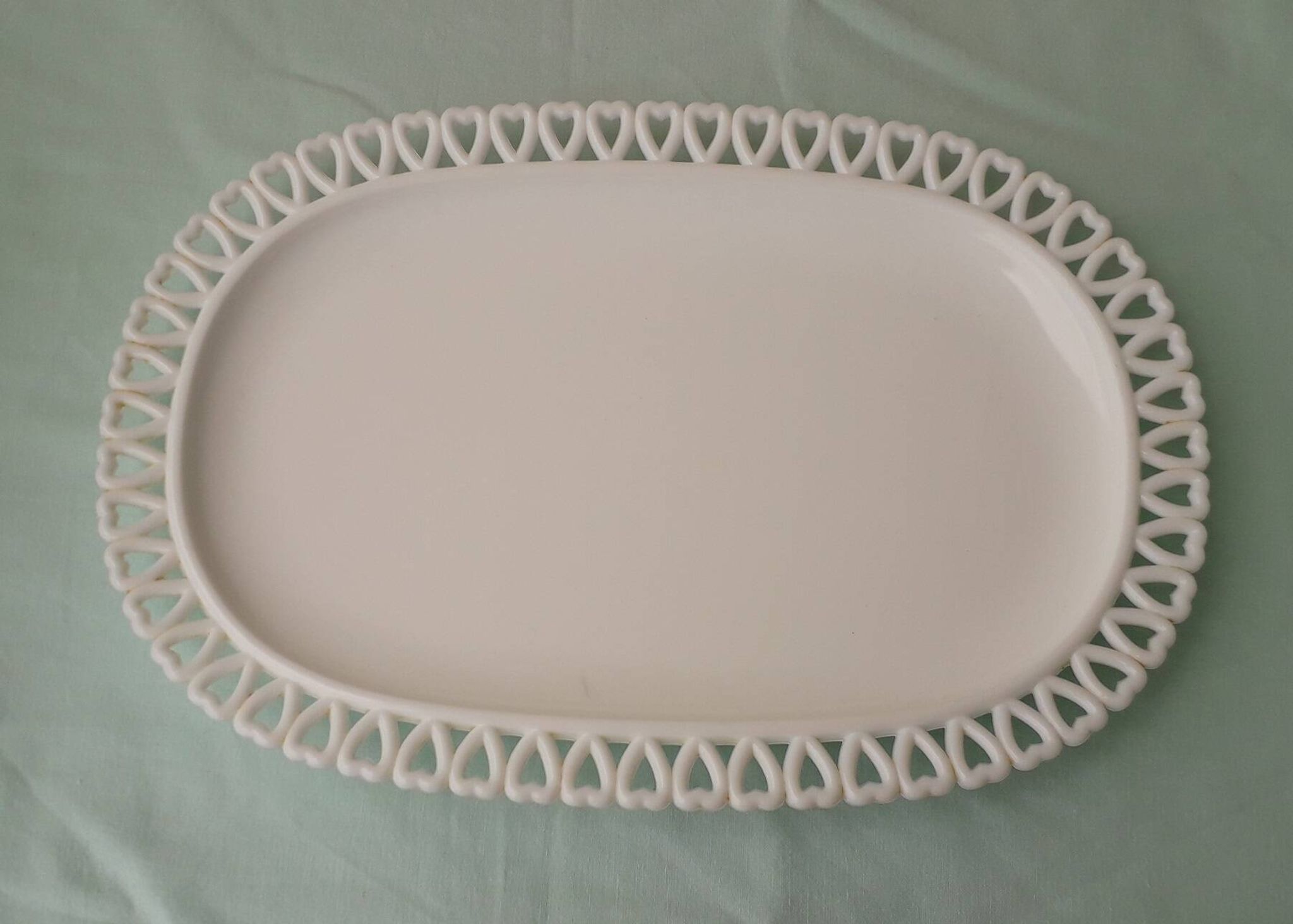 Plat en opaline blanche