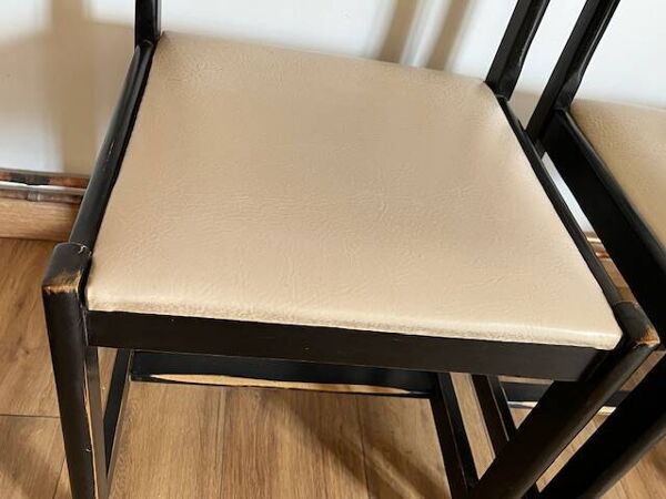 Paire de chaises noires + simili blanc