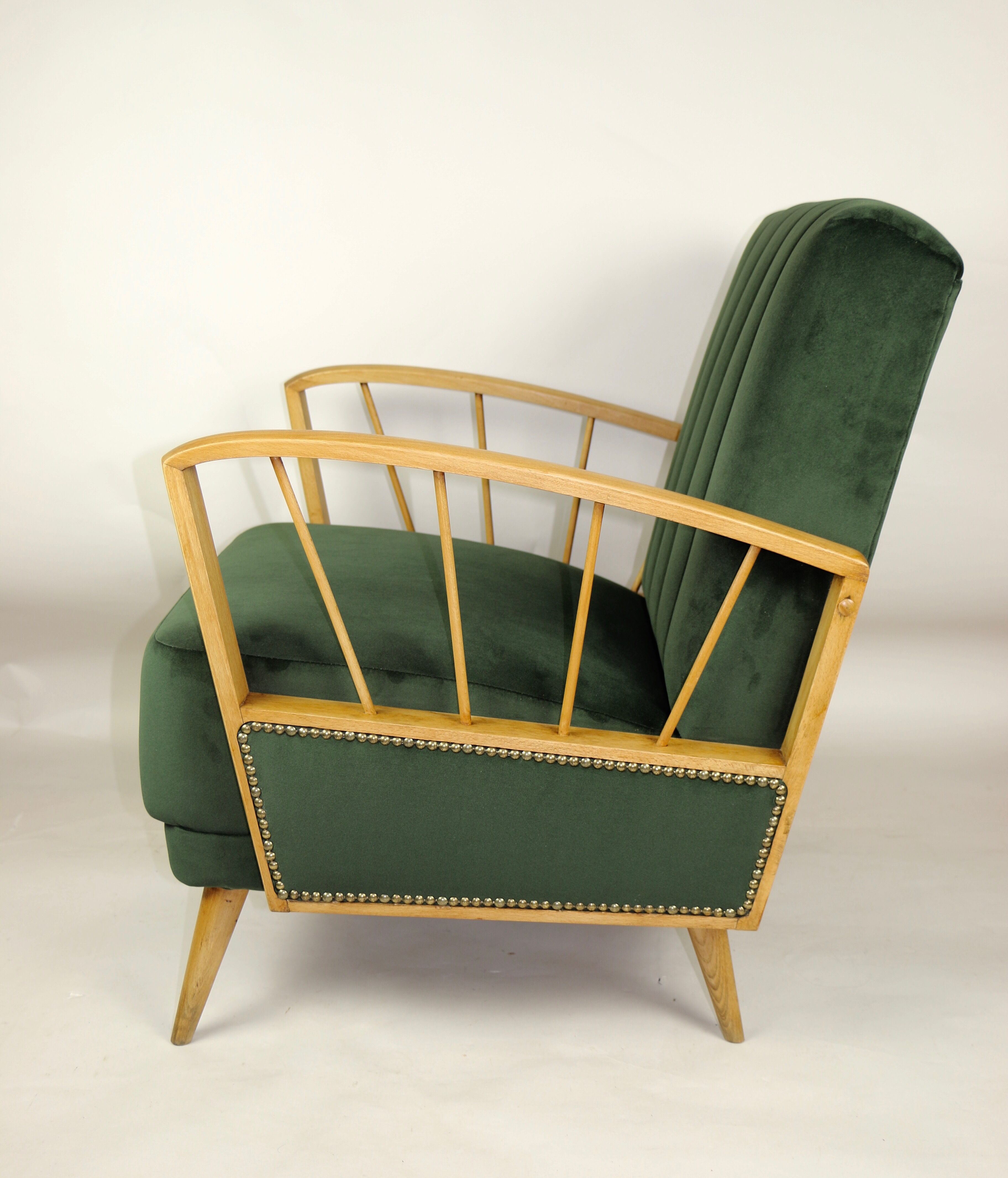 Fauteuil en velours d’olive, années 1970