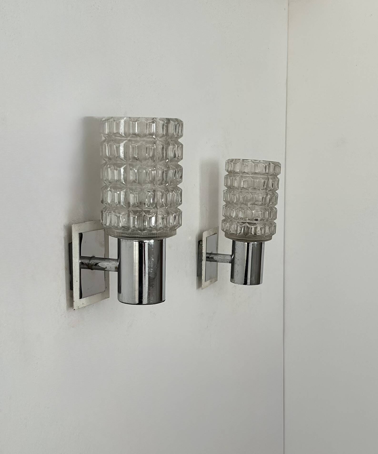 Paire d'appliques vintage, métal chromé et verre moulé pressé, Italie, 1970